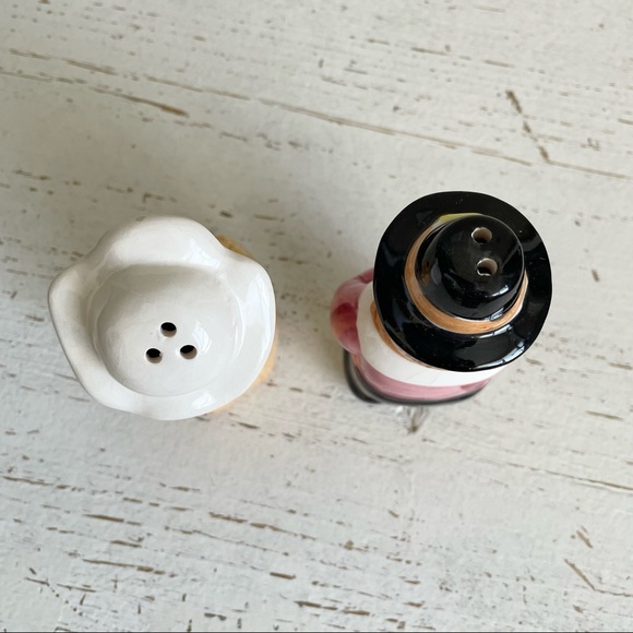 Thanksgiving Pilgrim Salt and Pepper Shakers Ceramic Hand Painted - Picture 3 of 4